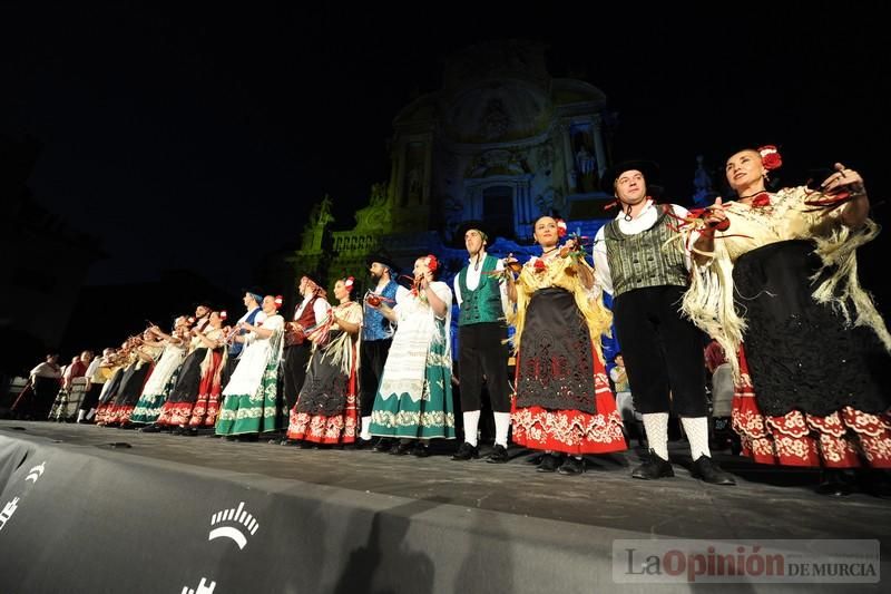 La Antorcha de la Amistad y el Moneo brillan en colores con motivo de este Festival Internacional de Folclore