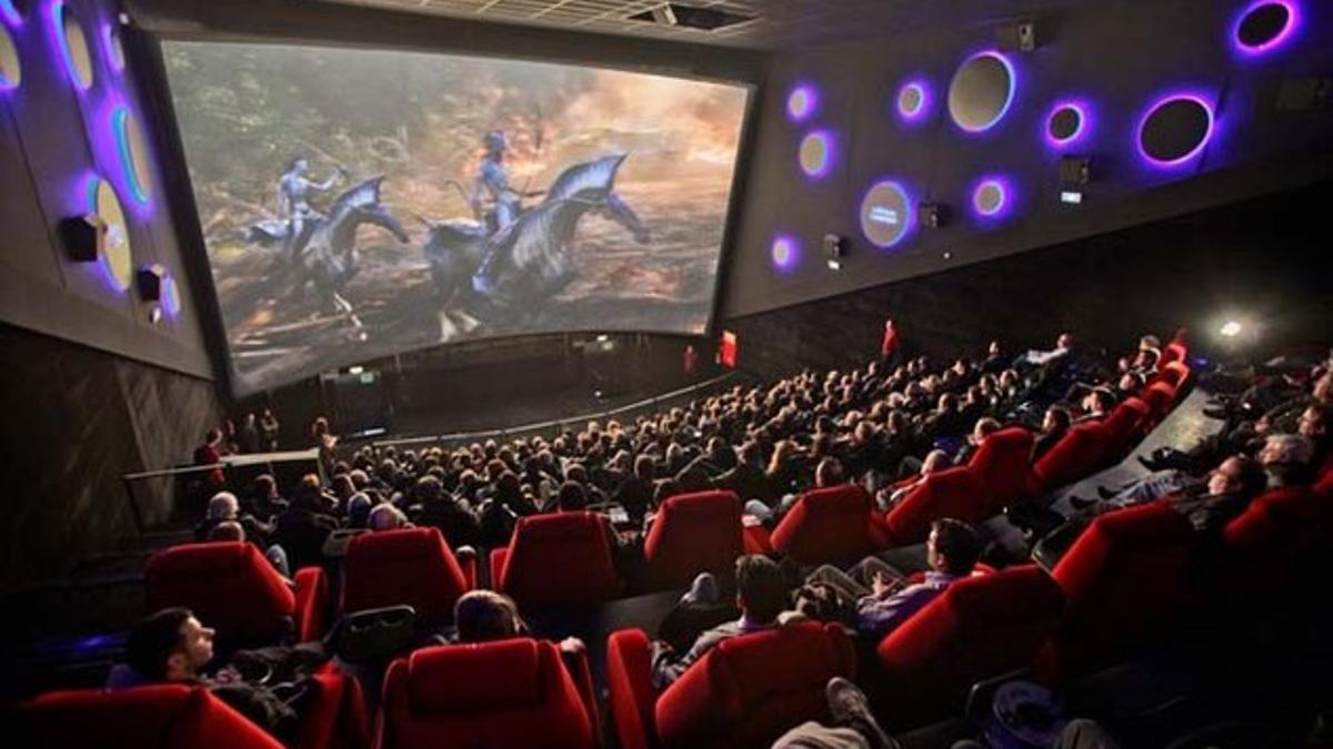 Proyección en una de las salas de los cines FULL HD de Cornellà.