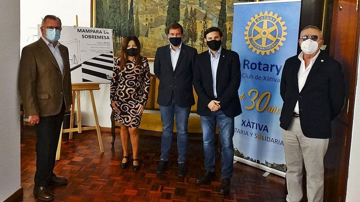 Roger Cerdà con representantes del Rotary en la entrega de las mamparas, ayer. | LEVANTE-EMV