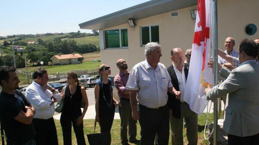 Los alcaldes de Carreño y Gozón -a la derecha- izan la bandera de la Mancomunidad en Antromero.