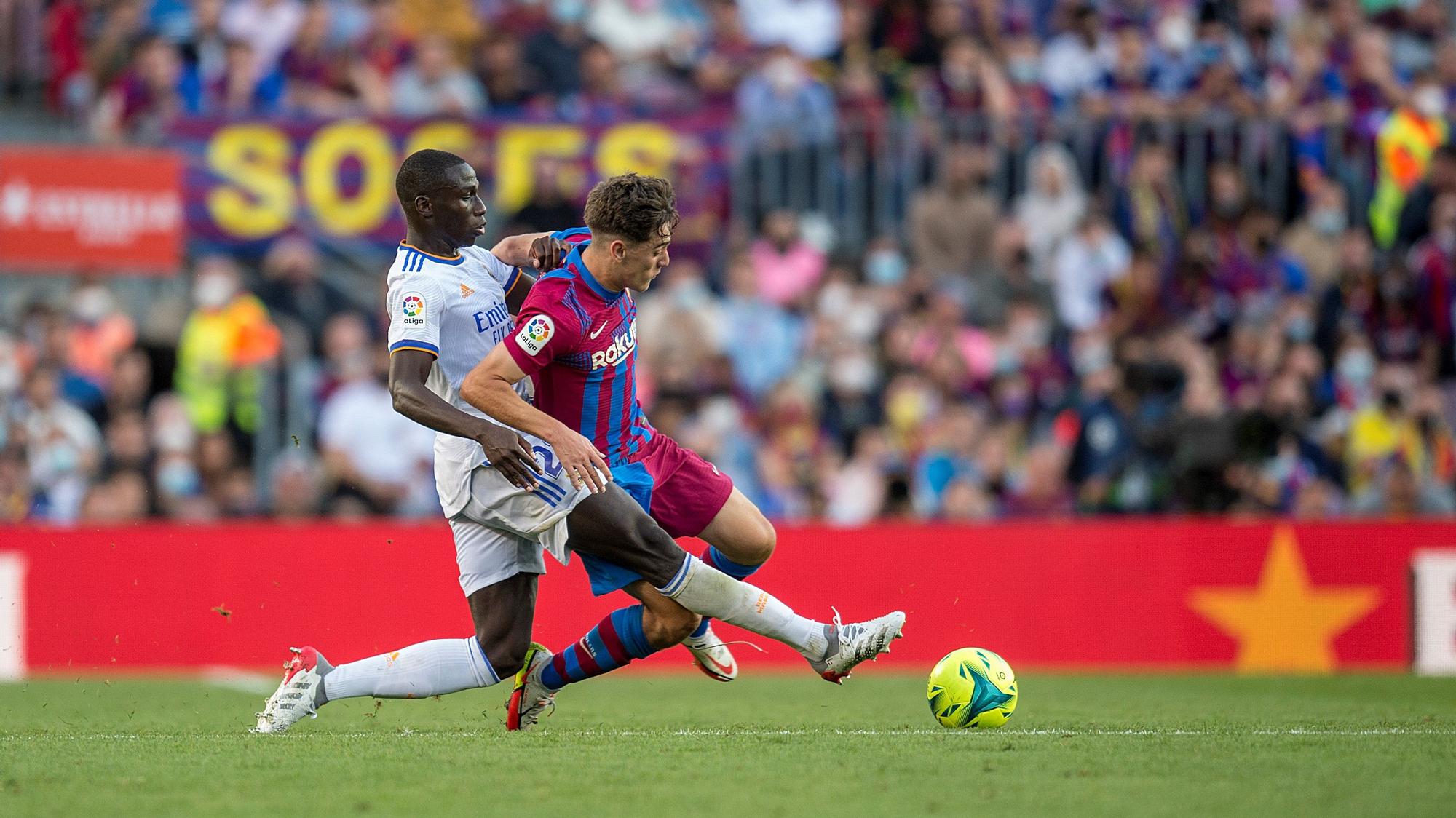 Mendy roba un balón a Gavi.