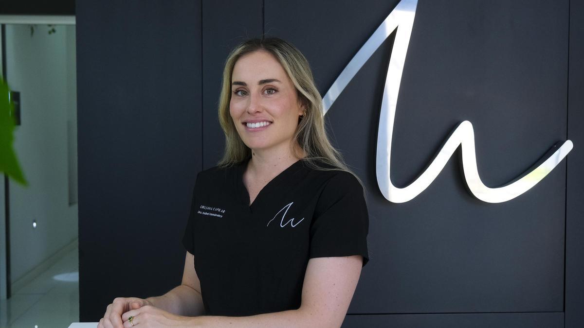 La doctora Isabel Hernández Suárez, cirujana capilar