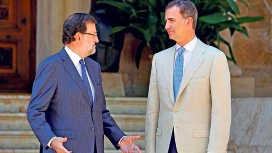 Don Felipe y Rajoy charlan a la llegada del presidente al Palacio de Marivent.