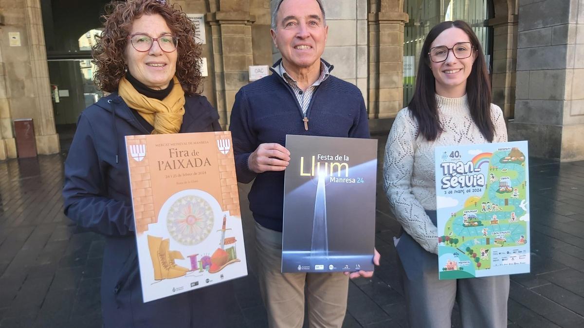 D'esquerra a dreta, Àngels Serentill, Joan Carrió i Tània Infante, amb els cartells de les festivitats d'aquest febrer