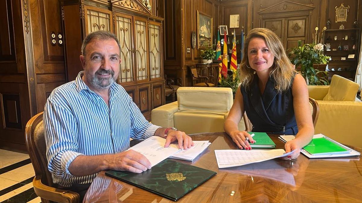 El concejal de Impulso Económico, Juan Carlos Redondo, junto a la alcaldesa, Begoña Carrasco, en una reunión.