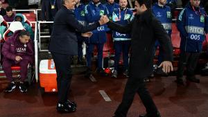 Luis Enrique y Arteta se saludan.