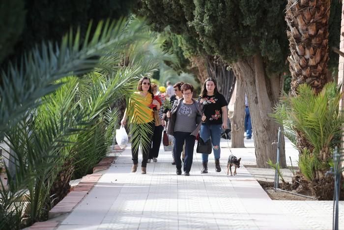 Día de Todos los Santos en el cementerio de Lorca