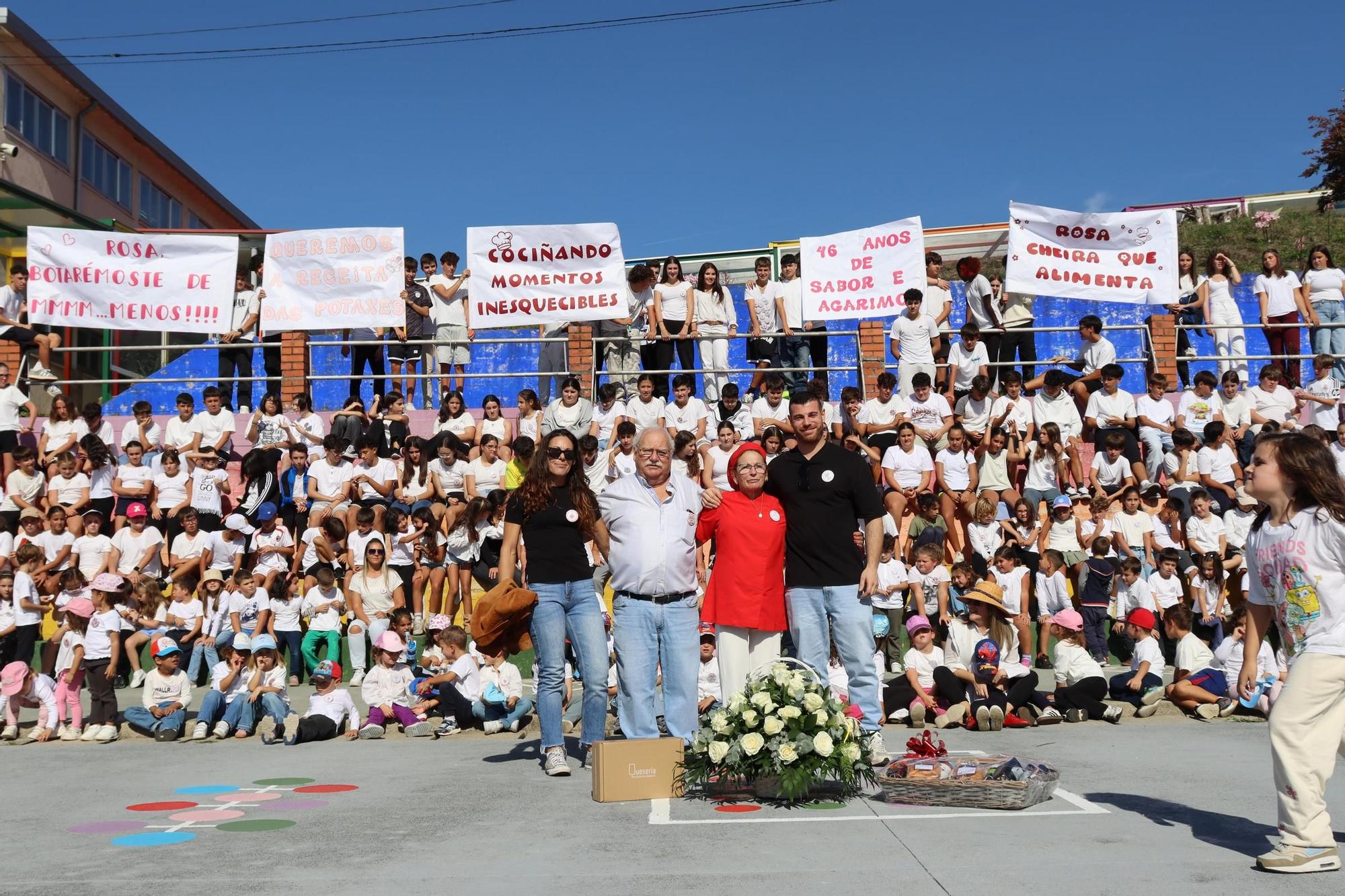 El homenaje a Rosa Isorna Portugués, que se jubila a los 72 años después de 46 ejerciendo como cocinera y «segunda madre» en el CPI Progreso de Catoira.