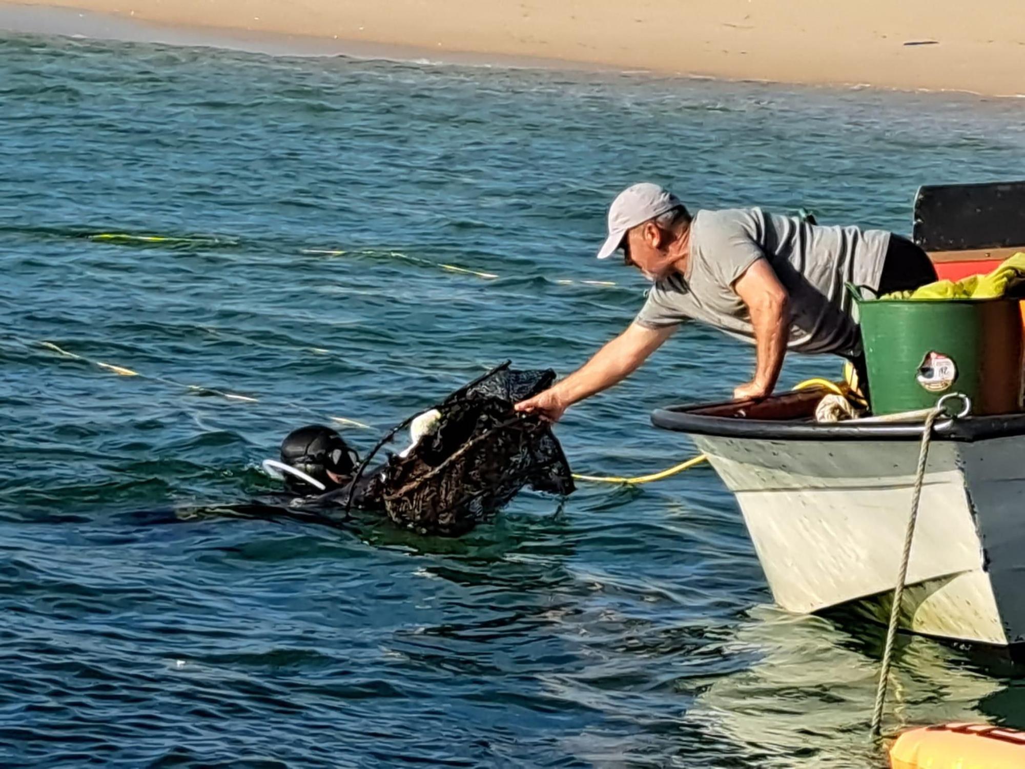 Los trabajos de eliminación de basura marina llevados a cabo por el programa Plancton en Guidoiros Areoso.