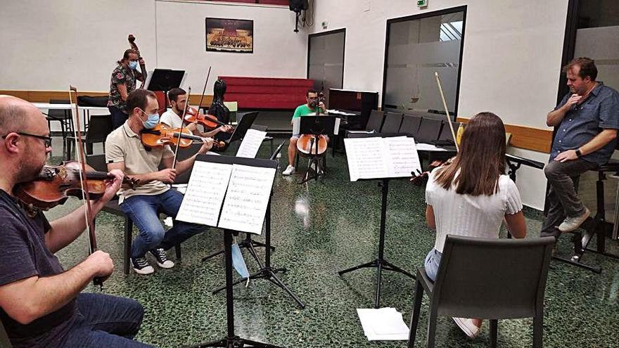 Ensayo  de  la orquesta, en las instalaciones de la UMA.