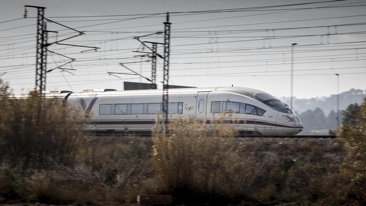 Un tren de alta velocidad, a la altura de Sant Vicenç dels Horts, en Barcelona.