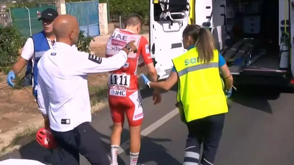 Pogacar sufre una dura caída en Simat de la Valldigna y se retira de la Vuelta