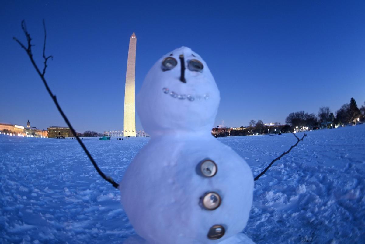 Muñeco de nieve levantado en el National Mall de Washington, DC.