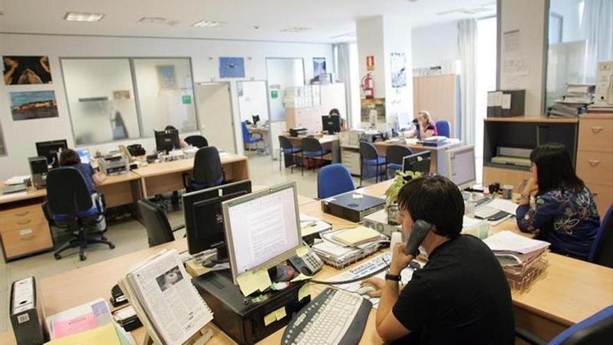 Los funcionarios extremeños tendrán subida salarial y otro pago de la deuda de 2020