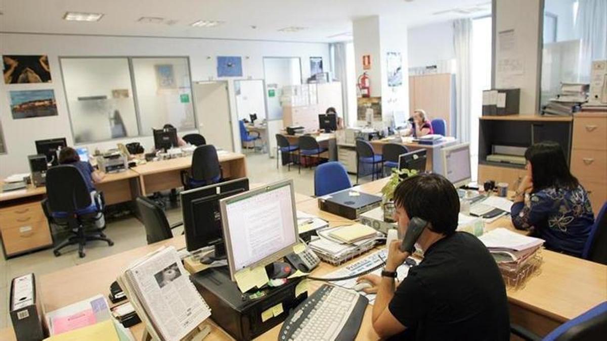 Funcionarios en sus puestos de trabajo.