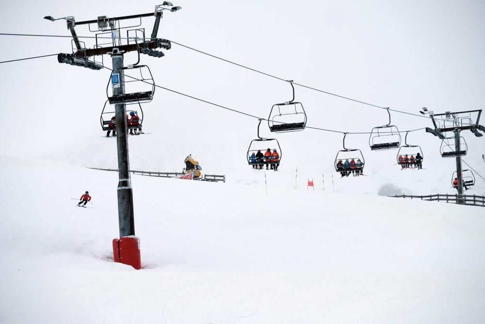 Multitud de esquiadores en Pajares en el domingo tras el temporal de nieve.