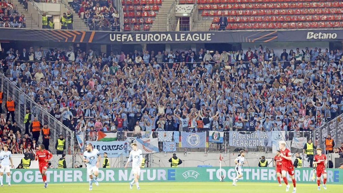 Grada celeste durante el partido Friburgo-Celta.