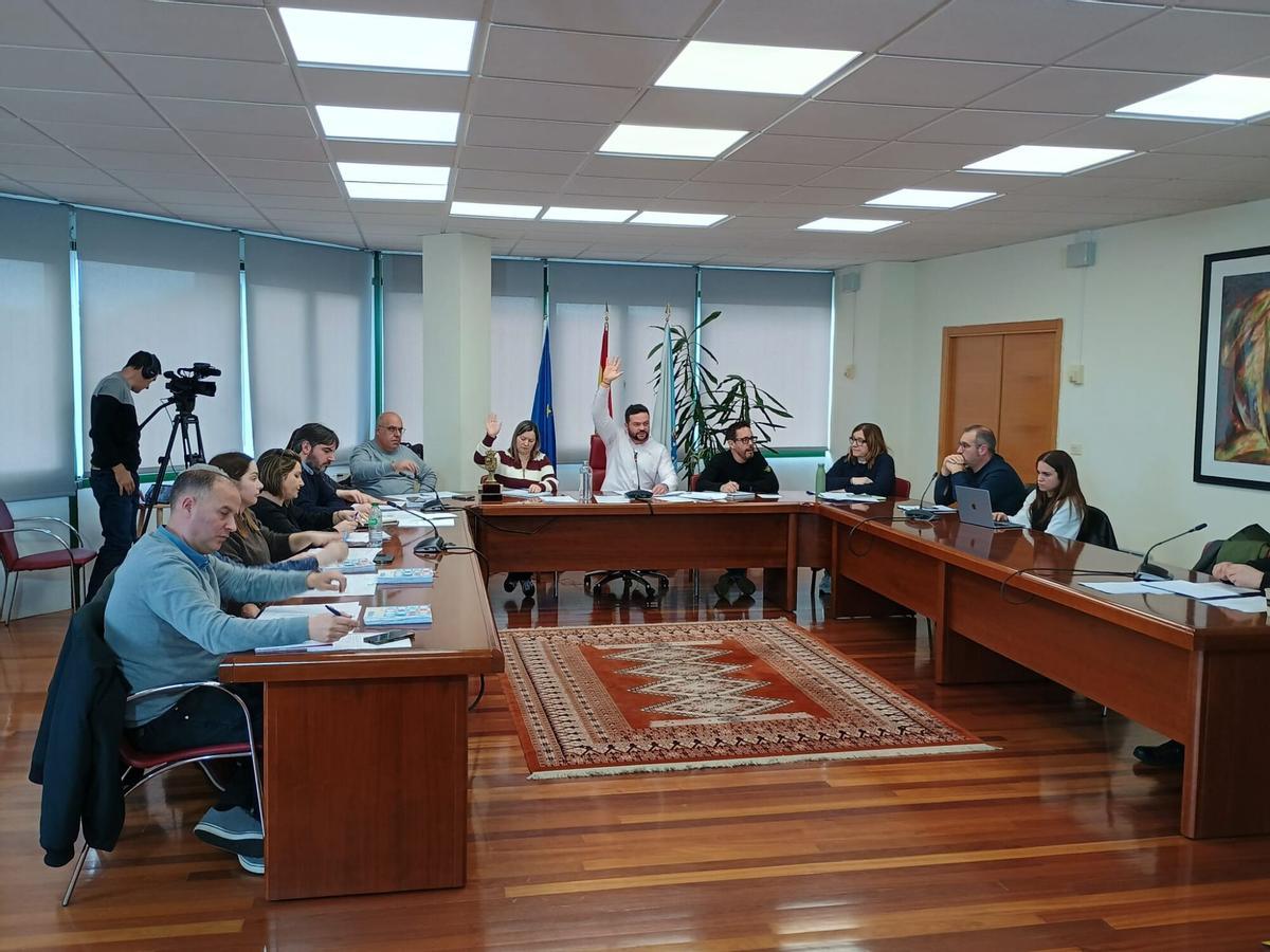 La votación del Pleno de Cerceda durante el debate de los presupuestos de 2026.