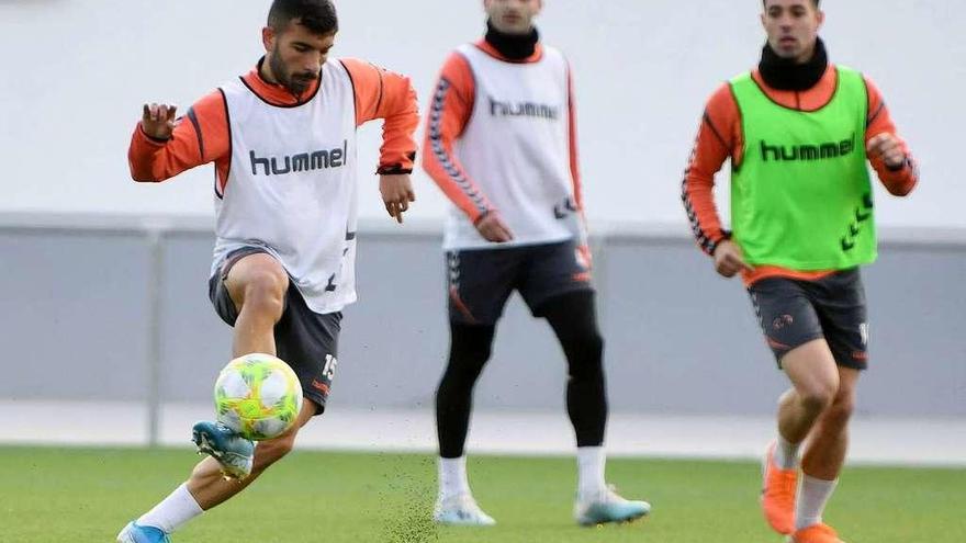 José García tocando el balón durante el entrenamiento del Pontevedra de ayer en Poio. // Gustavo Santos