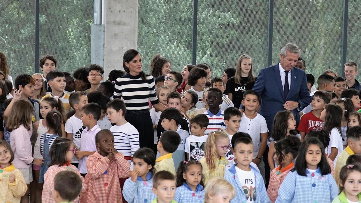 La reina Letizia inaugura el curso escolar en Oroso (A Coruña).