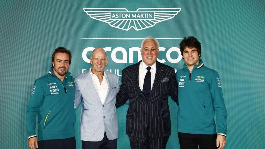 Alonso, Newey, Lawrence y Lance Stroll, durante la presentación del ingeniero inglés en Silverstone