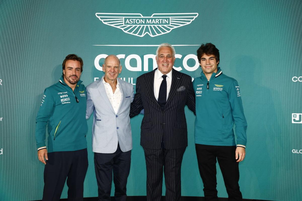 Alonso, Newey, Lawrence y Lance Stroll, durante la presentación del ingeniero inglés en Silverstone