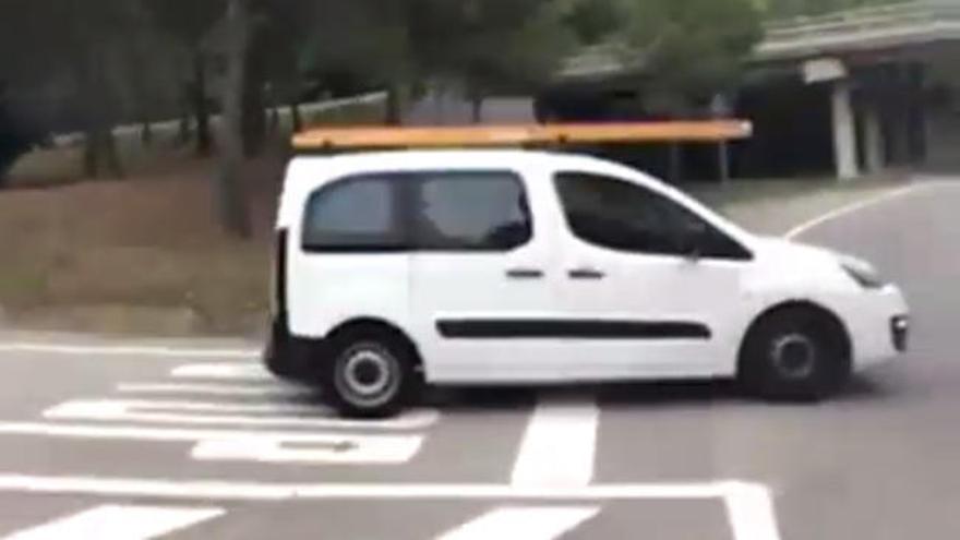 Borrachos y dormidos en una furgoneta sobre un STOP en mitad de una carretera nacional