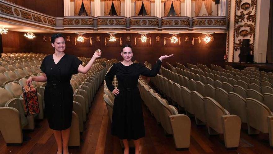 As actrices Diana Sieira e Carmen Peña, caracterizadas como María Casares no Teatro Colón.