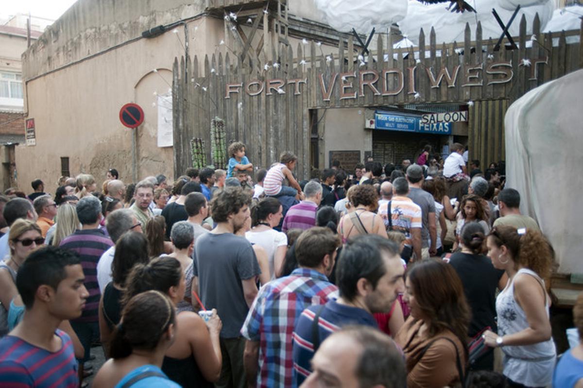 La gente se dispone a entrar en el fuerte de la calle de Verdi del Mig.