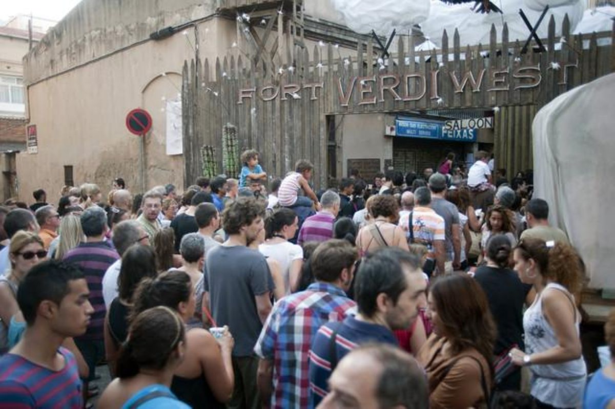 La gent es disposa a entrar al fort del carrer de Verdi del Mig.