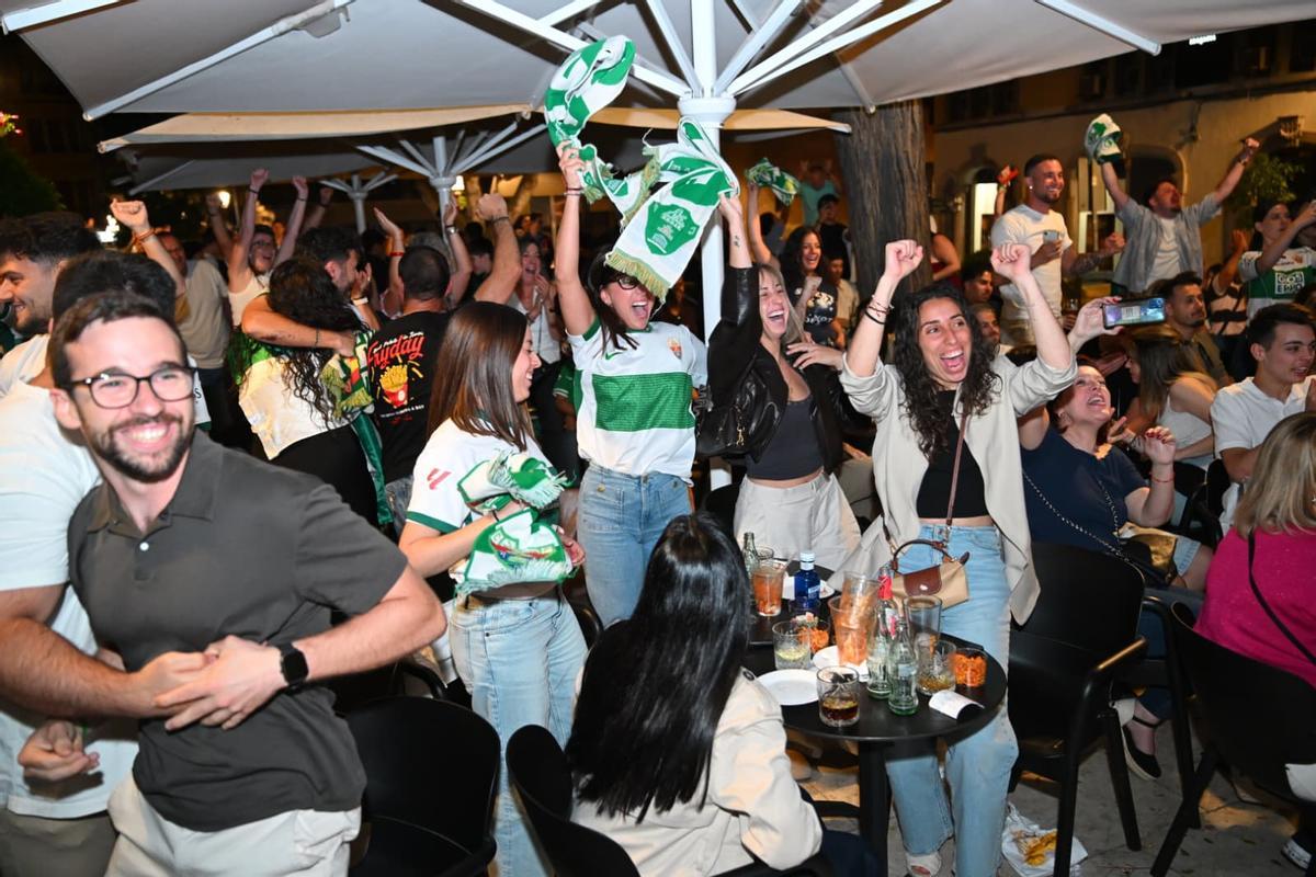 Así vive la afición del Elche CF el partido de la permanencia
