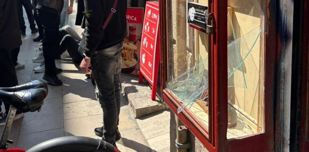 L'aparador malmès de la seva botiga a Barcelona.