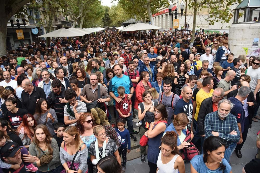 Multitudinària manifestació contra la violència a Manresa