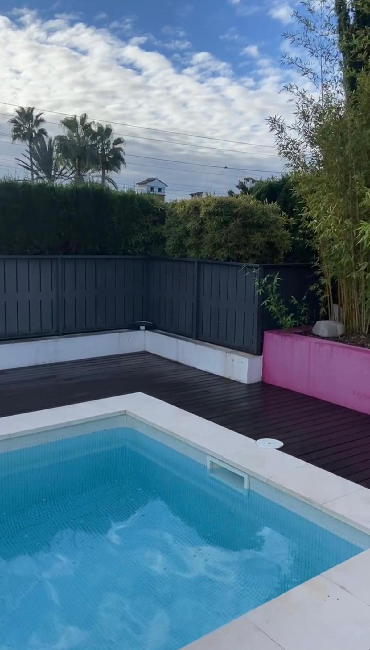 Auch im neuen Zuhause der Auswanderinnen gibt es einen kleinen Pool.