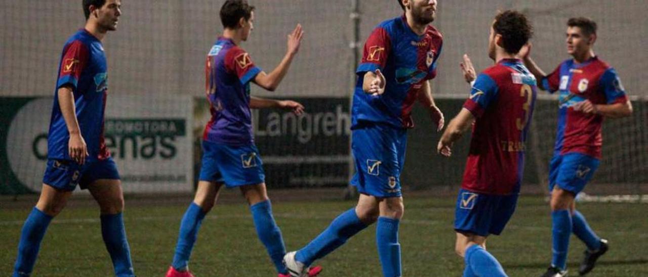 Los jugadores del Langreo celebran el tercer tanto frente al Covadonga.