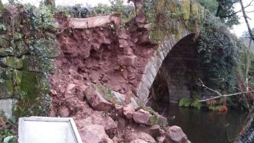 Uno de los muros cayó, hundiéndose también la calzada. Los pretiles colapsaron.