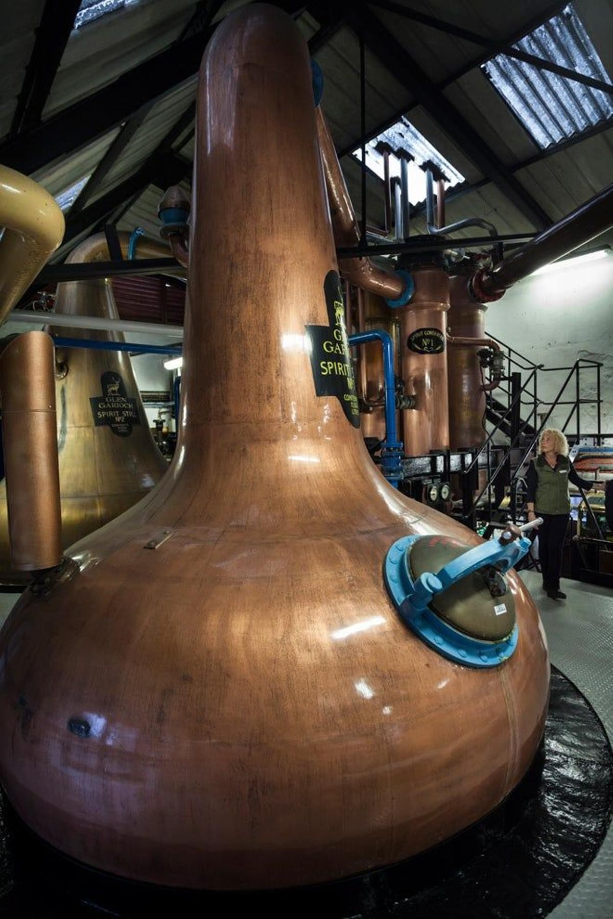Alambiques de la destilería de Whisky Glengarioch en Inverurie