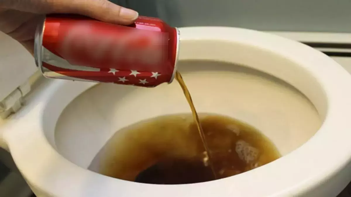 Cómo limpiar el fondo del wc: la Coca-Cola puede ser una magnífica opción