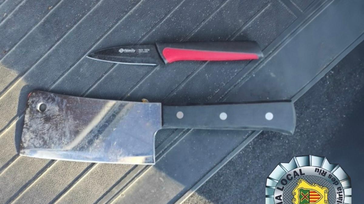 Cuchillos intervenidos a la mujer