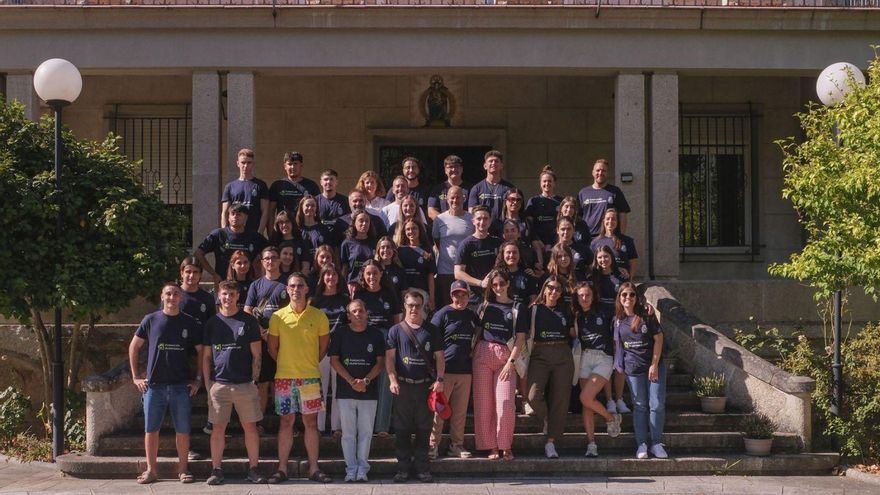 Los beneficiarios de la Fundación Huérfanos CNP, junto al equipo, este sábado en Ourense .| Roi Cruz |