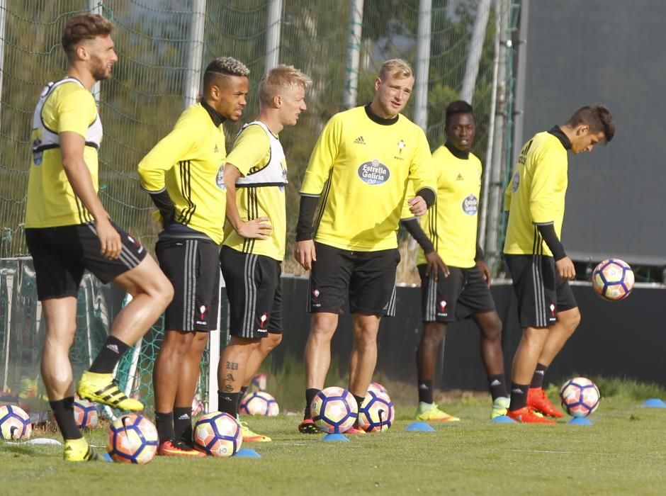 Los jugadores se ponen a las órdenes de Eduardo Berizzo para preparar a puerta cerrada el choque en Cornellá contra el conjunto perico. Orellana trabajó en el campo al margen de sus compañeros.