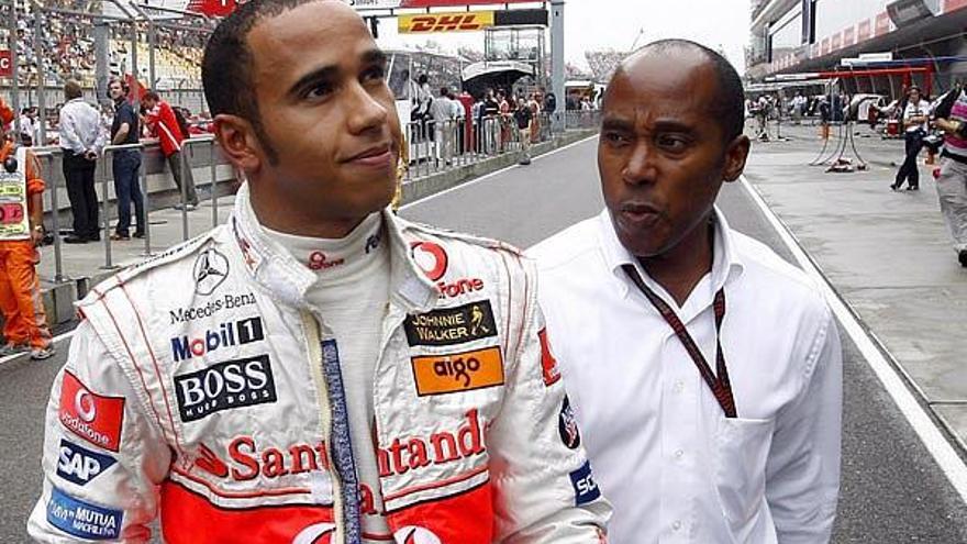 El piloto británico de Fórmula Uno Lewis Hamilton (izq) acompañado de su padre Anthony Hamilton