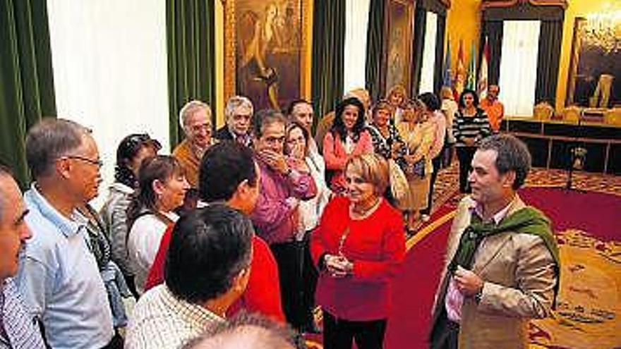 Los asistentes al encuentro; en primer término, a la derecha, Paz Fernández Felgueroso y Francisco López Canedo.