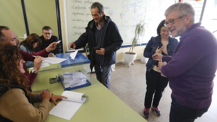 Las votaciones en el colegio San Antonio de La Hoya.