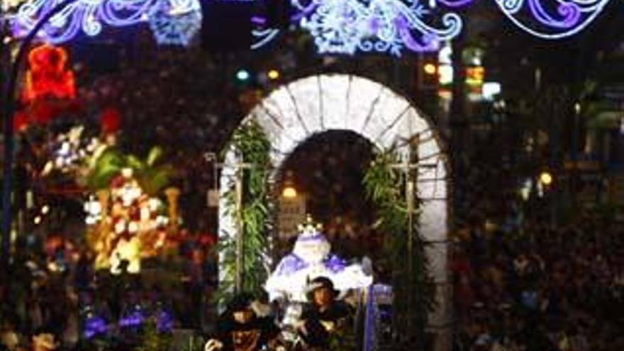 La Cabalgata de los Reyes Magos reparte ilusión en Alicante...