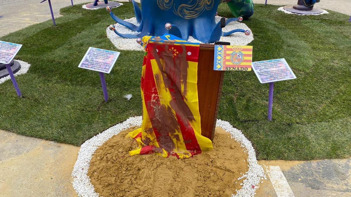 La Senyera manchada de barro que llevó Sagredo al senado tras la dana para pedir 'unidad'
