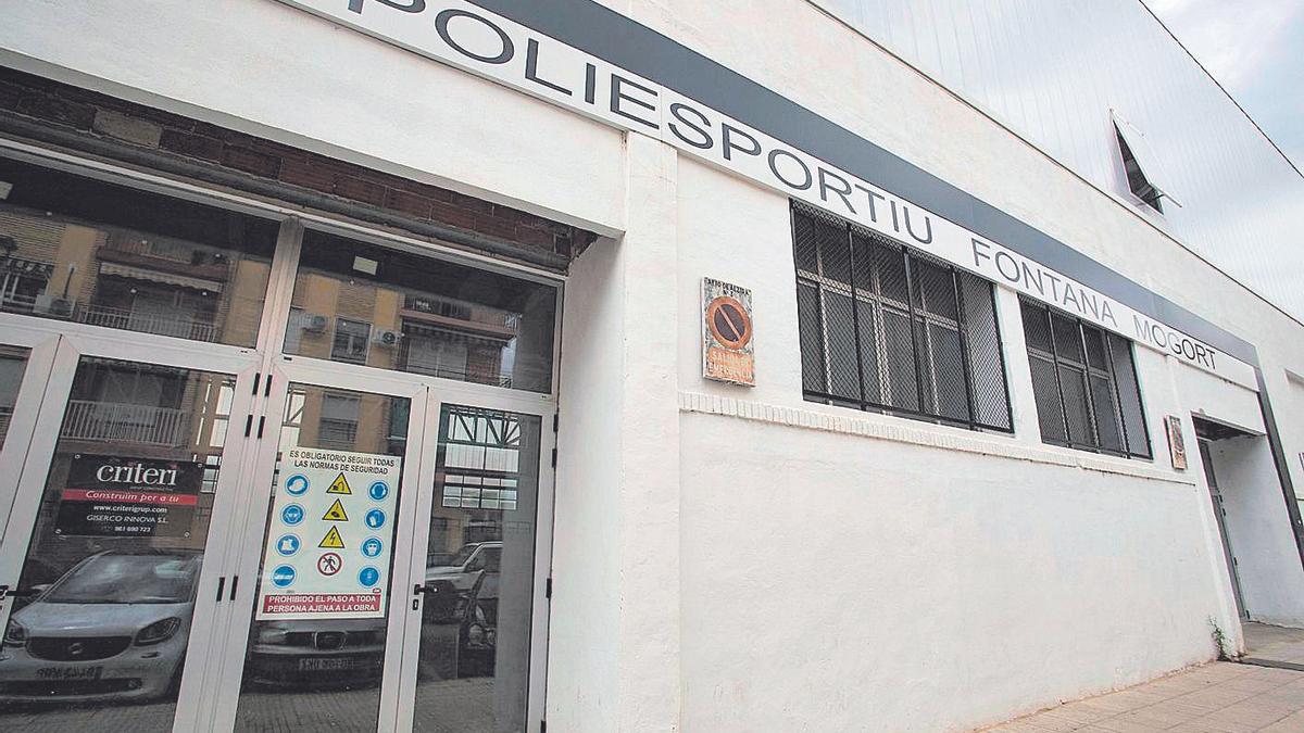 Fachada principal del polideportivo Fontana Mogort, en una imagen de ayer.