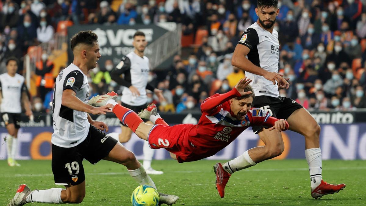 Hugo Duro derriba a Jofre Carreras en el penalti que supuso el 1-1.