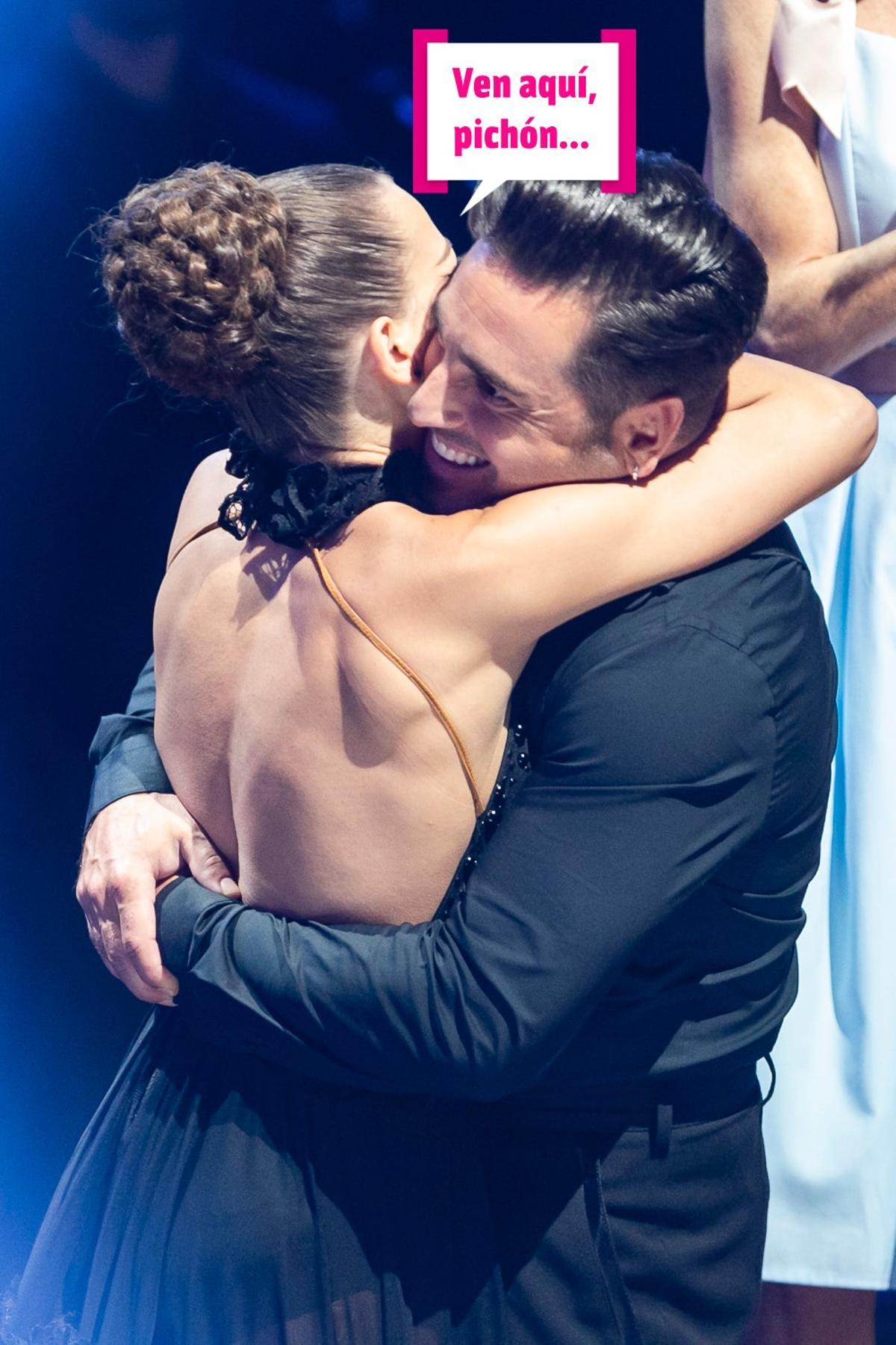 David Bustamante y Yana Olina se funden en un abrazo después de su actuación David Bustamante y Yana Olina se funden en un abrazo después de su actuación