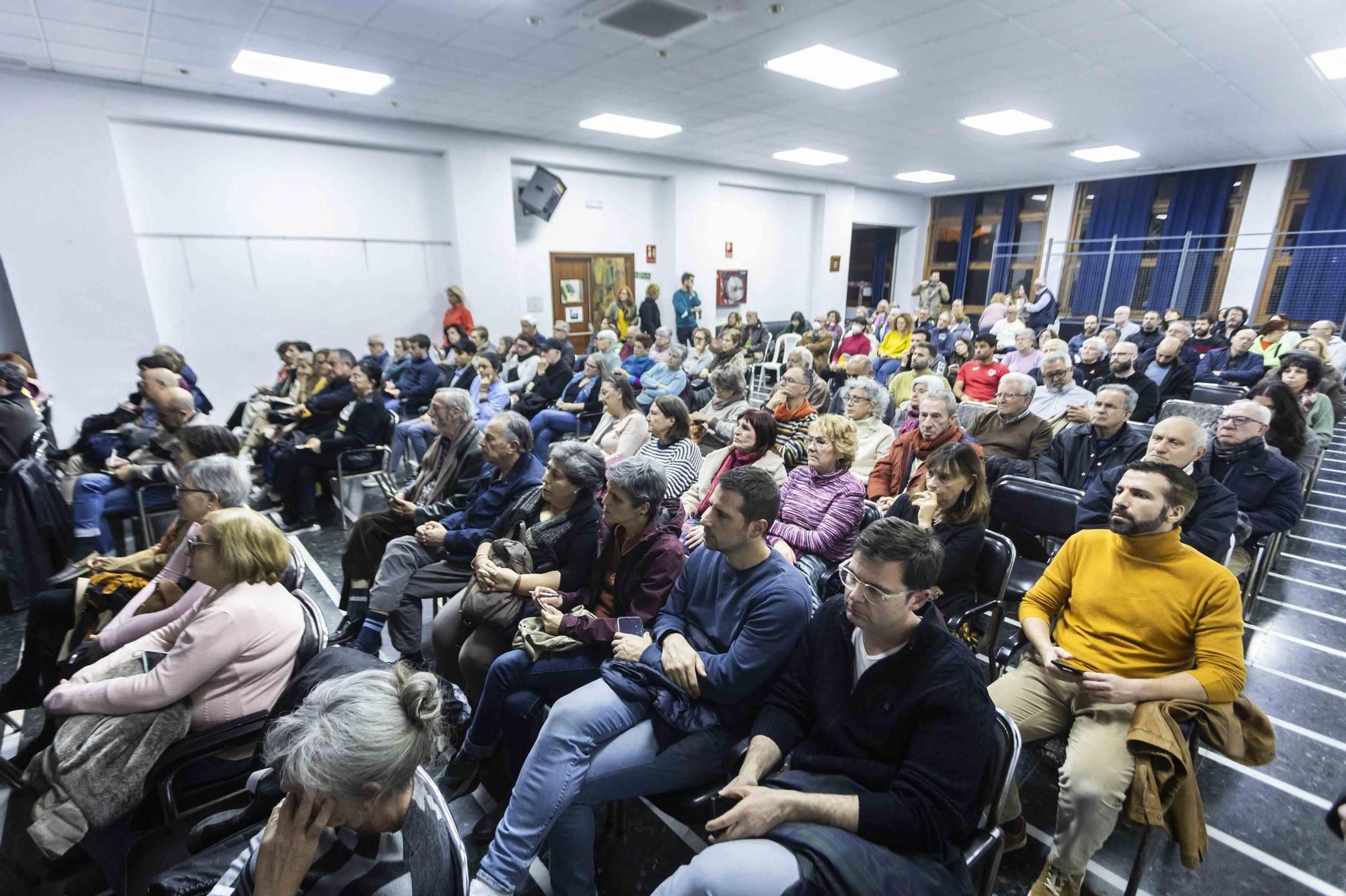 Concurrida mesa redonda sobre el problema de los apartamentos turísticos en el Cabanyal